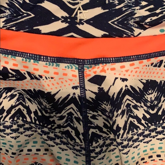 🌼SALE🌼Fit and Famous Cropped Workout Leggings - Picture 4 of 4